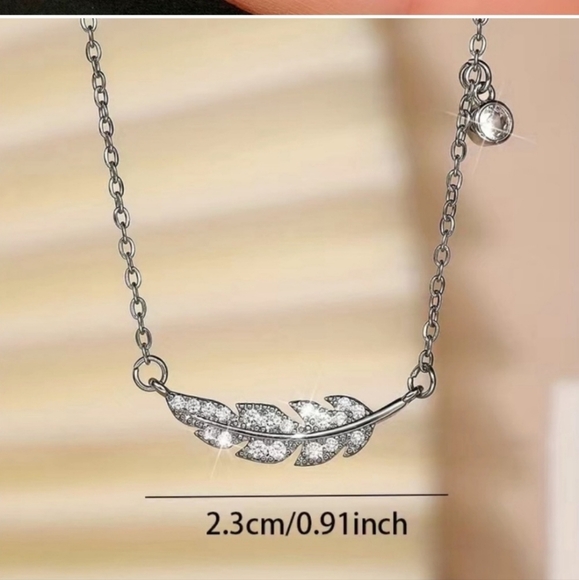 Feather necklace Beautiful  in silver-tone  and crystals New - Picture 4 of 5